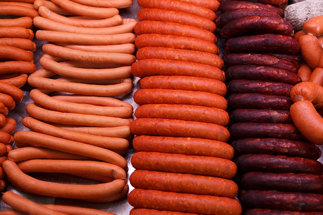 Lots of hot dogs all lined up.