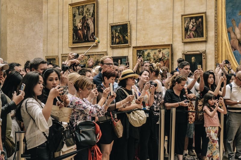 Personas en un museo