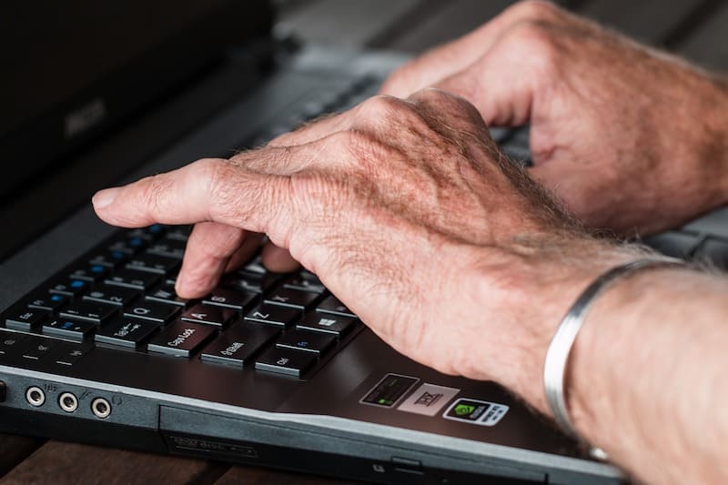 Persona escribiendo en un teclado