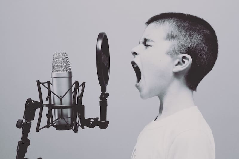 Niño gritando a un micrófono