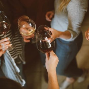 Estás cogiendo mal tu copa de vino (y cómo hacerlo bien)