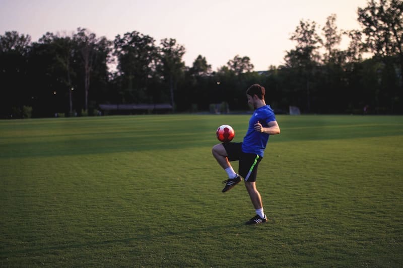 chico jugando a fútbol