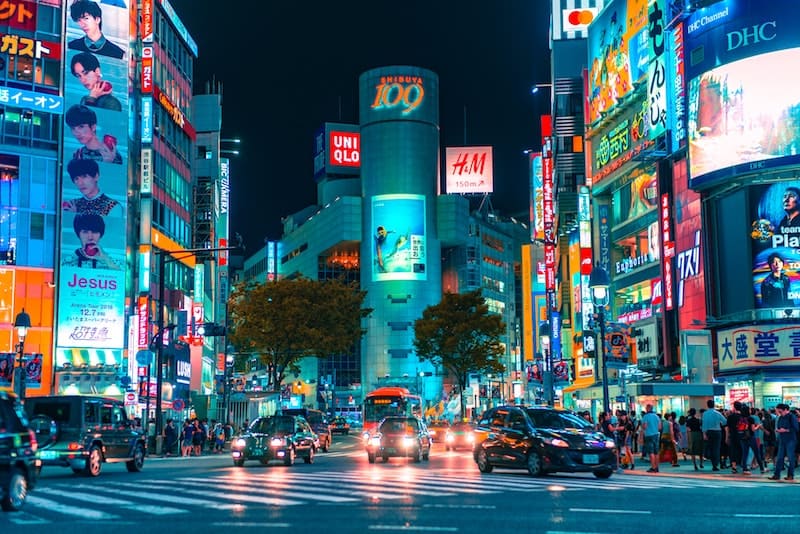 Calle japonesa de noche